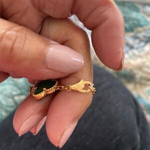 VAN CLEEF & ARPELS  18K Gold Malachite Vintage Alhambra Bracelet JB630156